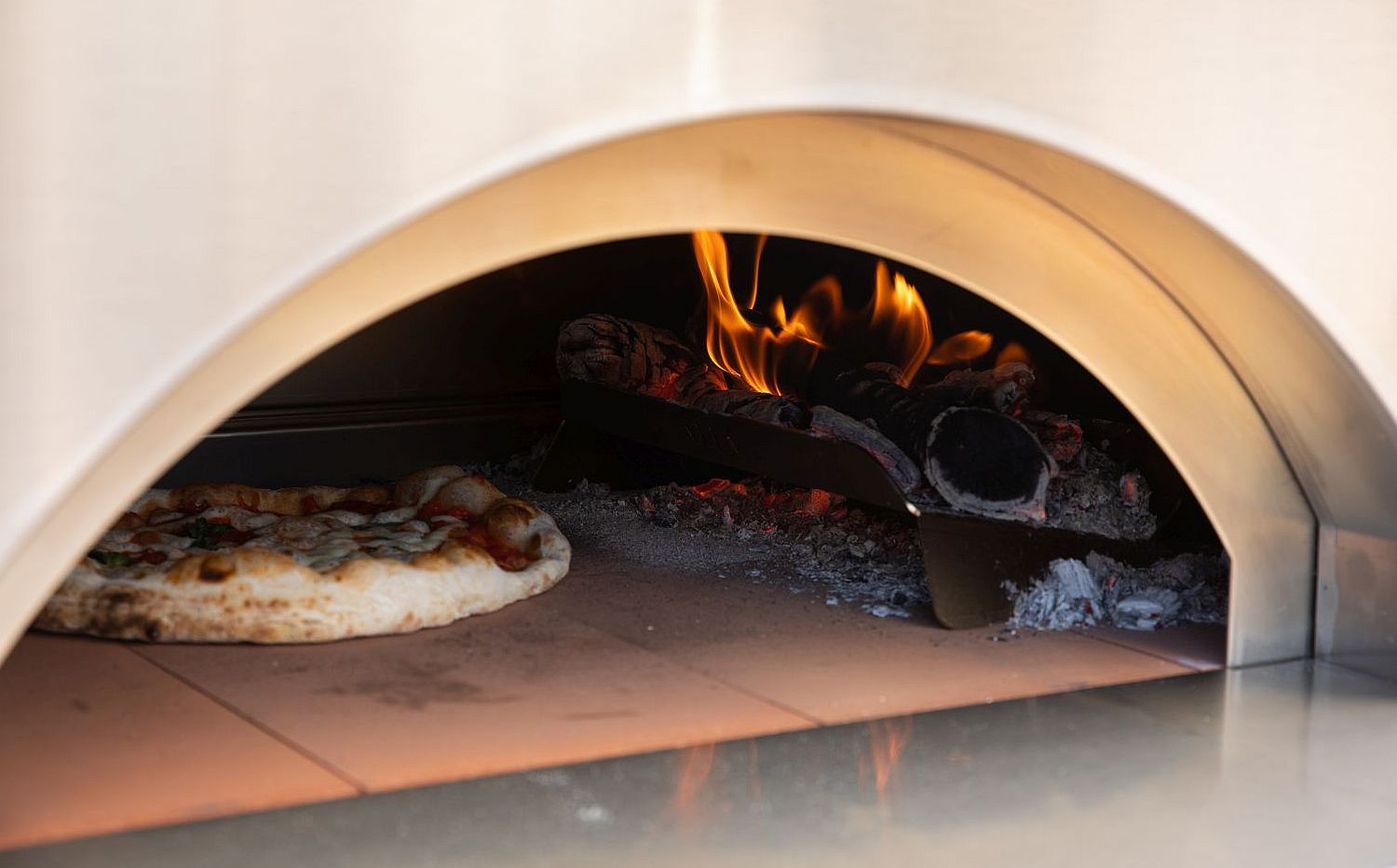 Holz-Pizzaofen Holzbackofen ALFA FORNI CLASSICO 2 Pizza in der Farbe Ardesia Grey ein Blickfang für jede Aussenküche