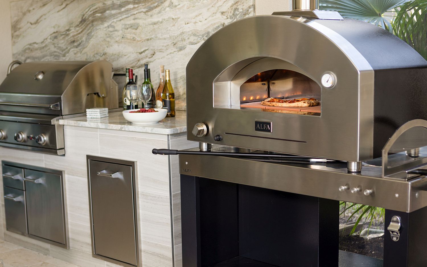 Gas-Pizzaofen ALFA FORNI FUTURO 2 Pizza, Kuppelfarbe Silver Black kombiniert mit Edelstahl-Front, ein Design-Element für jede Aussenküche